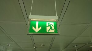 Flucht- und rettungsweg kennzeichnung und sicherheitsbeleuchtung